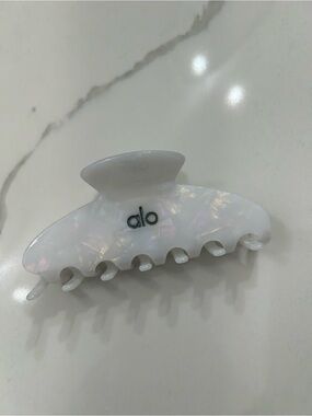 ALO Yoga white pearl claw clip